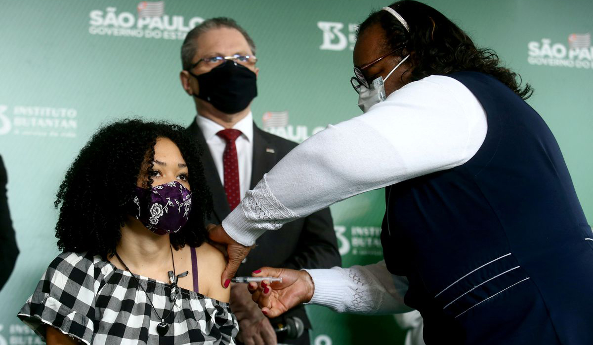 A nurse gives a dose of coronavirus vaccine